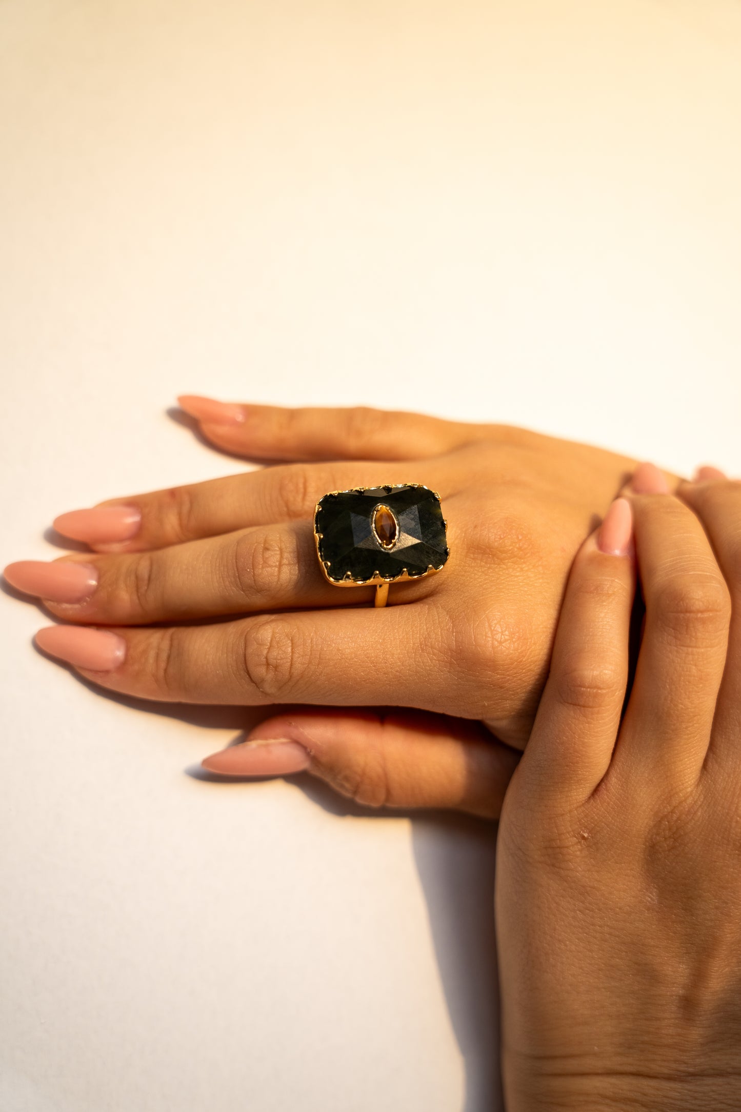 Bague "L’Énigmatique" Onyx Vert & Cœur Ambré